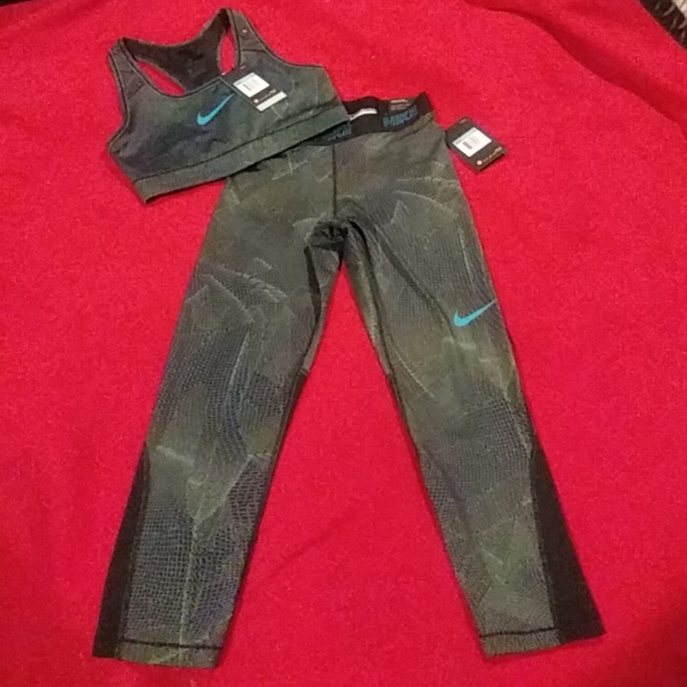 Womens Nike 2 piece outfit.